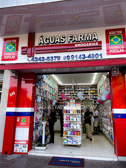 Interior da Águas Farma — prateleiras organizadas e atendimento profissional